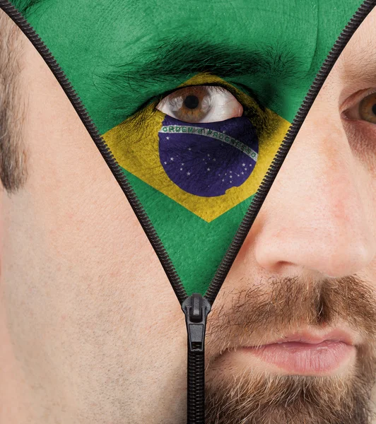 Uitpakken gezicht aan de vlag van Brazilië Stockafbeelding