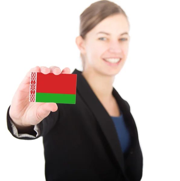 Mujer de negocios sosteniendo una tarjeta con la bandera de Belarus — Foto de Stock