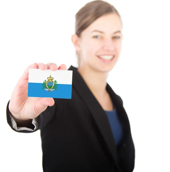 Mulher de negócios segurando um cartão com a bandeira de San Marino — Fotografia de Stock