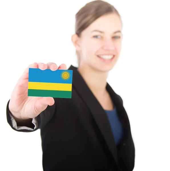 Mujer de negocios sosteniendo una tarjeta con la bandera de Ruanda — Foto de Stock