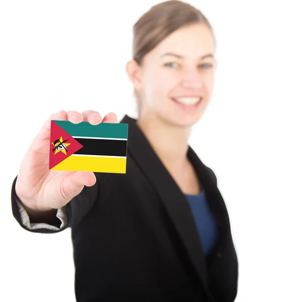 Mujer de negocios sosteniendo una tarjeta con la bandera de Mozambique —  Fotos de Stock