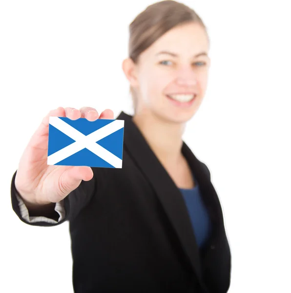 Деловая женщина с карточкой с флагом Шотландии — стоковое фото