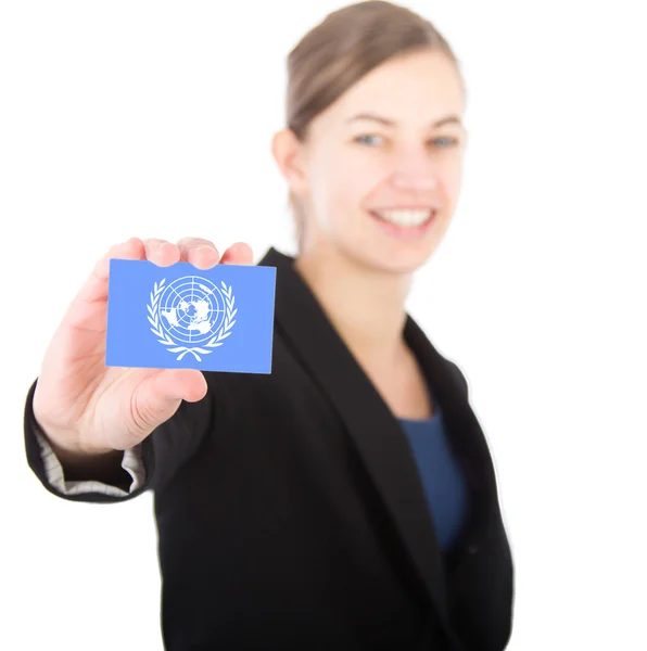 Mujer de negocios sosteniendo una tarjeta con la bandera de la ONU —  Fotos de Stock
