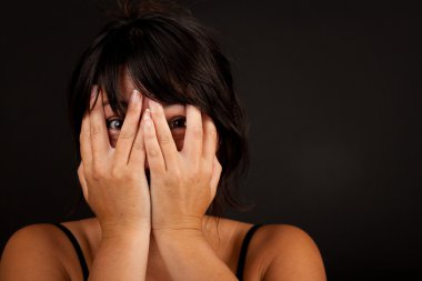 ellerini önünde yüz tutan kadın