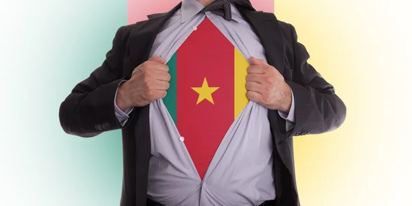 Homme d'affaires avec t-shirt drapeau camerounais — Photo
