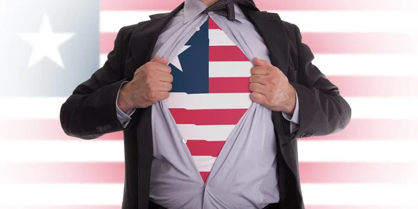 Hombre de negocios con camiseta bandera de Liberia — Foto de Stock