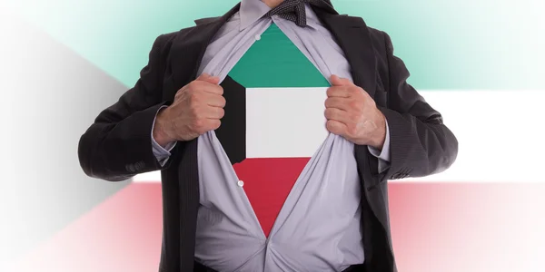 Деловой человек в футболке с флагом Кувейта — стоковое фото