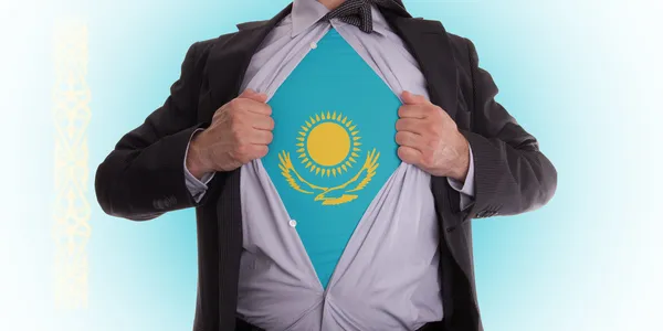 Деловой человек в футболке с казахстанским флагом — стоковое фото