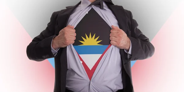 Homme d'affaires avec t-shirt drapeau Antigua-et-Barbuda — Photo
