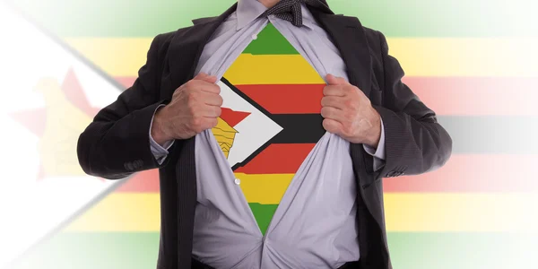 Affärsman med Zimbabwes flagga t-shirt — Stockfoto