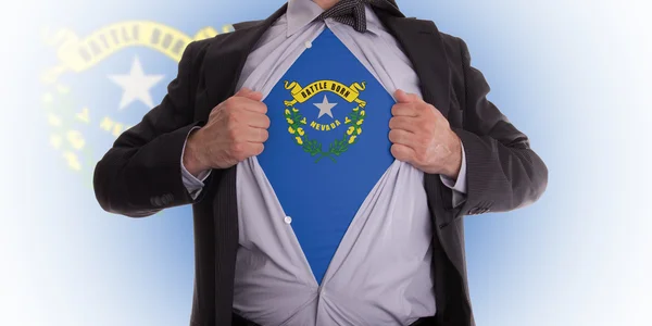 Бизнесмен в футболке с флагом Невады — стоковое фото