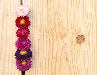 ahşap çiçeklerle süslenmiş