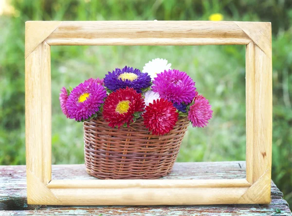 Gerahmter Korb mit Blumen — Stockfoto