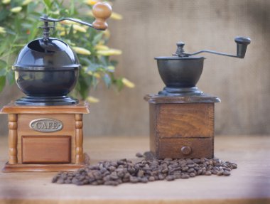 iki kahve öğütücüler ve biber