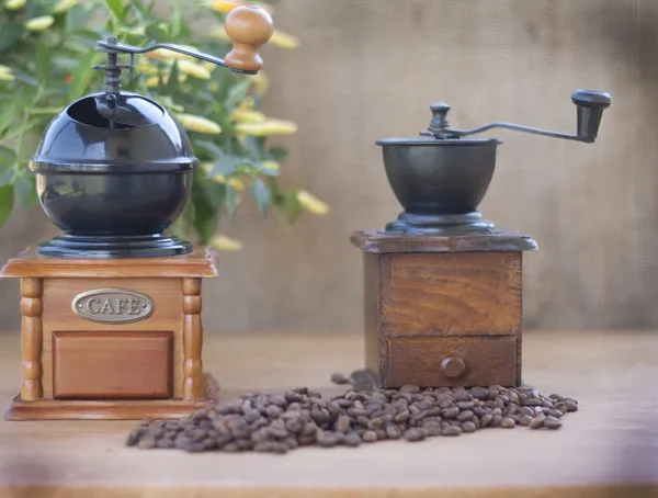 iki kahve öğütücüler ve biber