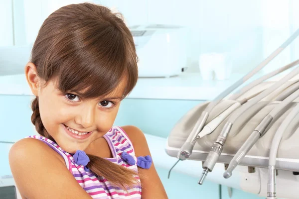 Маленькая девочка в кабинете дантиста — стоковое фото