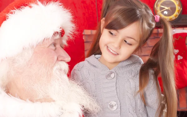 Noel Baba ve mutlu küçük kız