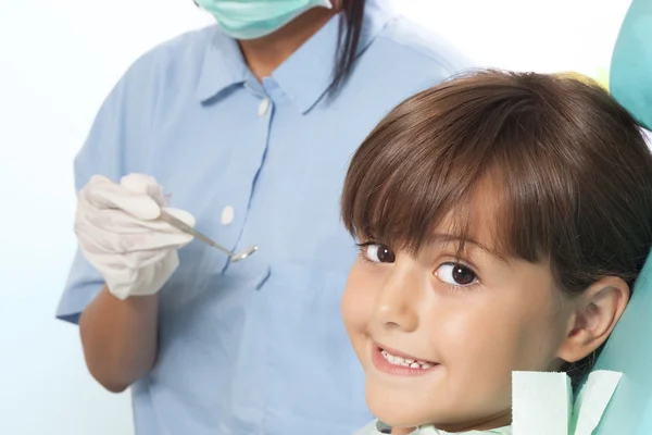 Sevimli küçük kız dişçi ofice içinde — Stok fotoğraf
