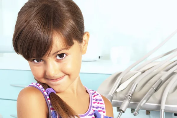 dişçi ofisinde küçük kız