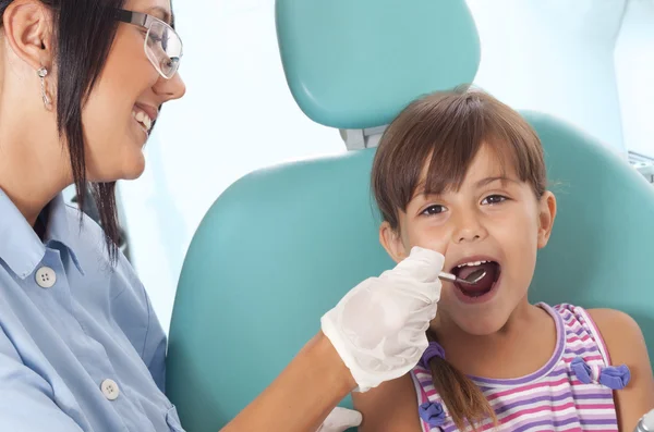 Liten flicka och tandläkare — Stockfoto