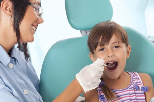 Menina e dentista — Fotografia de Stock