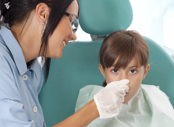 Doświadczenia naszych i dentysta — Zdjęcie stockowe