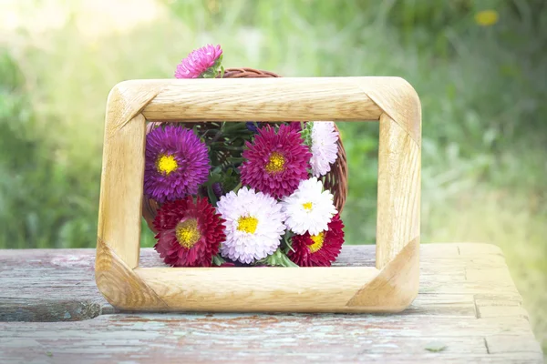 Korb mit Blumen gerahmt — Stockfoto