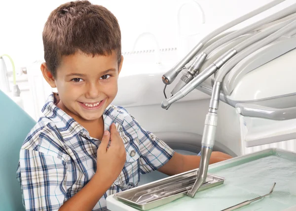 dişçi ofisinde küçük çocuk