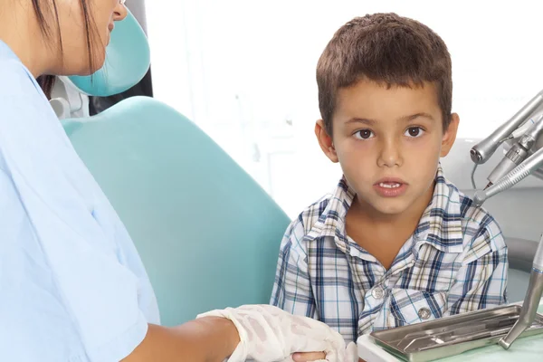 Niño pequeño y dentista — Foto de Stock