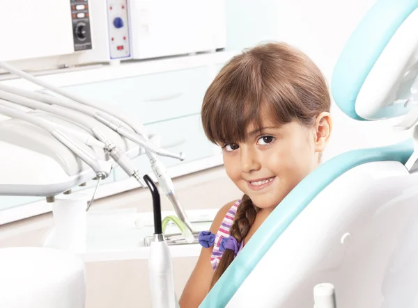 Kleines Mädchen in Zahnarztpraxis — Stockfoto