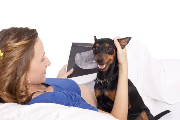 Köpeği olan hamile kadın.