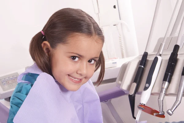 Niña en el consultorio dental —  Fotos de Stock