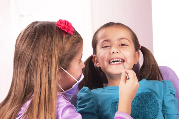 Dentista y paciente-niñas — Foto de Stock