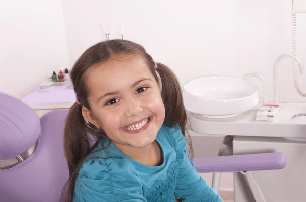 Κοριτσάκι σε οδοντίατρο καρέκλα χαμογελώντας Royalty Free Εικόνες Αρχείου