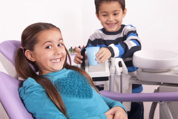 Hermano y hermana en consultorio dental —  Fotos de Stock