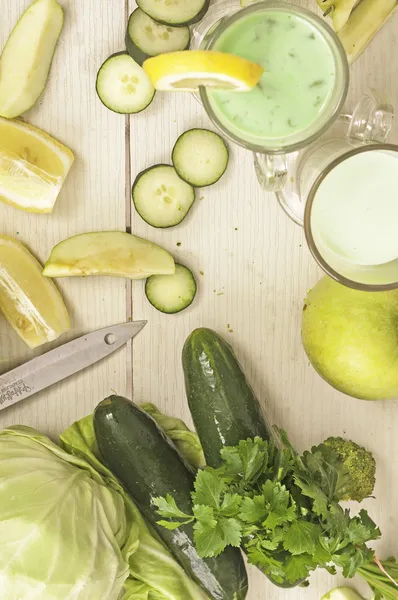 Yeşil smoothie ve taze organik meyve ve sebze