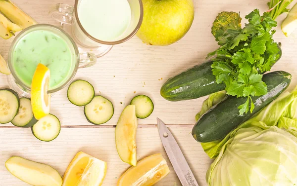 Yeşil smoothie ve taze organik meyve ve sebze