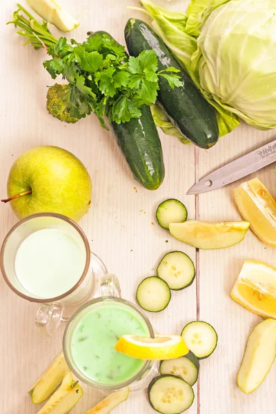 Yeşil smoothie ve taze organik meyve ve sebze