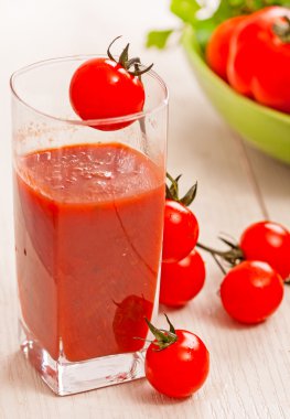 domates suyu ve taze organik kiraz domates