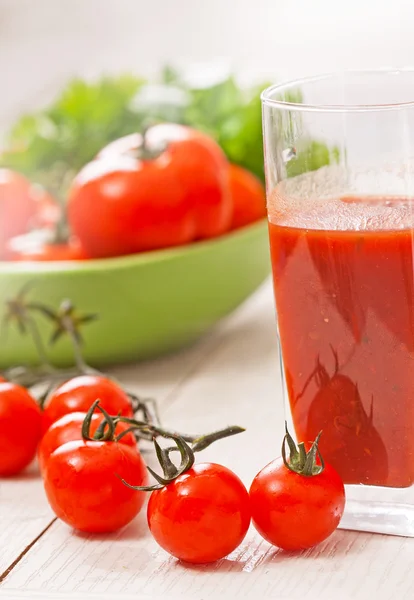 domates suyu ve taze organik kiraz domates