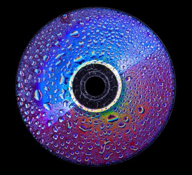 dvd disk üzerinde su damlaları.