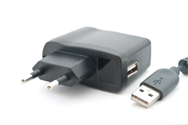 Carregador para dispositivos USB com cabo USB . — Fotografia de Stock