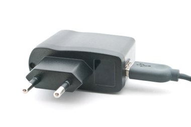 usb aygıtlarının takılı usb kablo ile şarj cihazı.