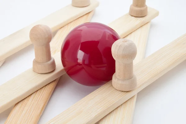 Tiras de madera y una bola roja . — Foto de Stock