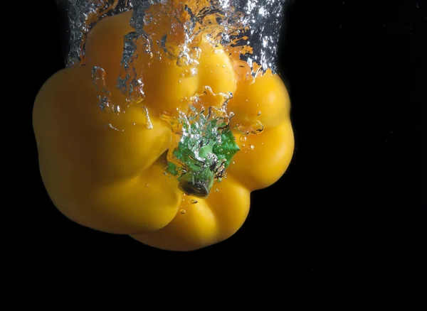 Žlutá paprika splash. — Stock fotografie
