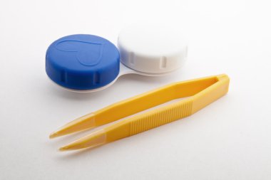 Kontakt lens çantası ve cımbız.