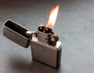 gümüş metal ile alev çakmak.