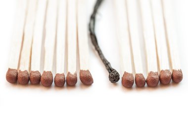 bir satır bir yanmış kibrit.