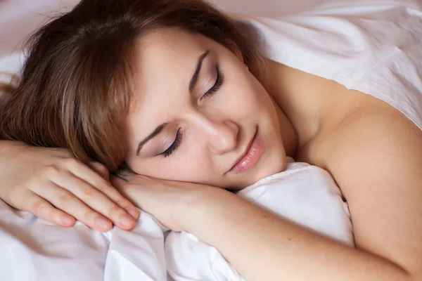 Beautiful young lady sleeps on the bed. — Stock Photo, Image