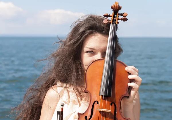 Jovem menina segurando um violino . — Fotografia de Stock